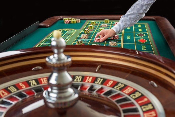 Dealer Live Sic Bo skyblivion mengocok dadu di studio profesional dengan streaming video HD